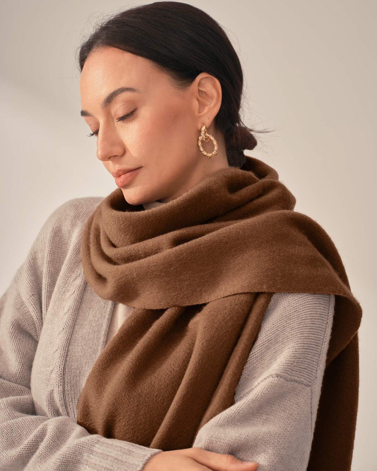 Brown cashmere scarf look